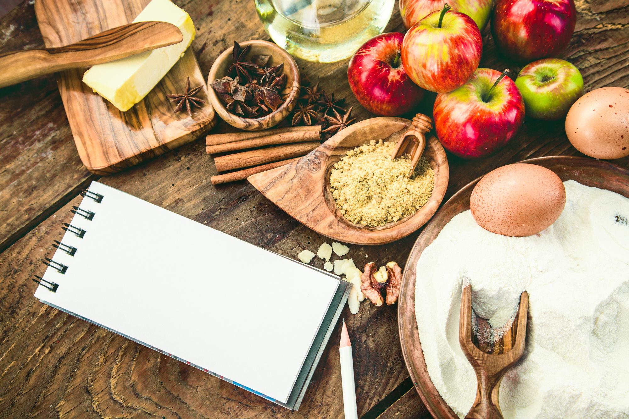 Dettaglio tavolo da lavoro con ingredienti freschi e strumenti