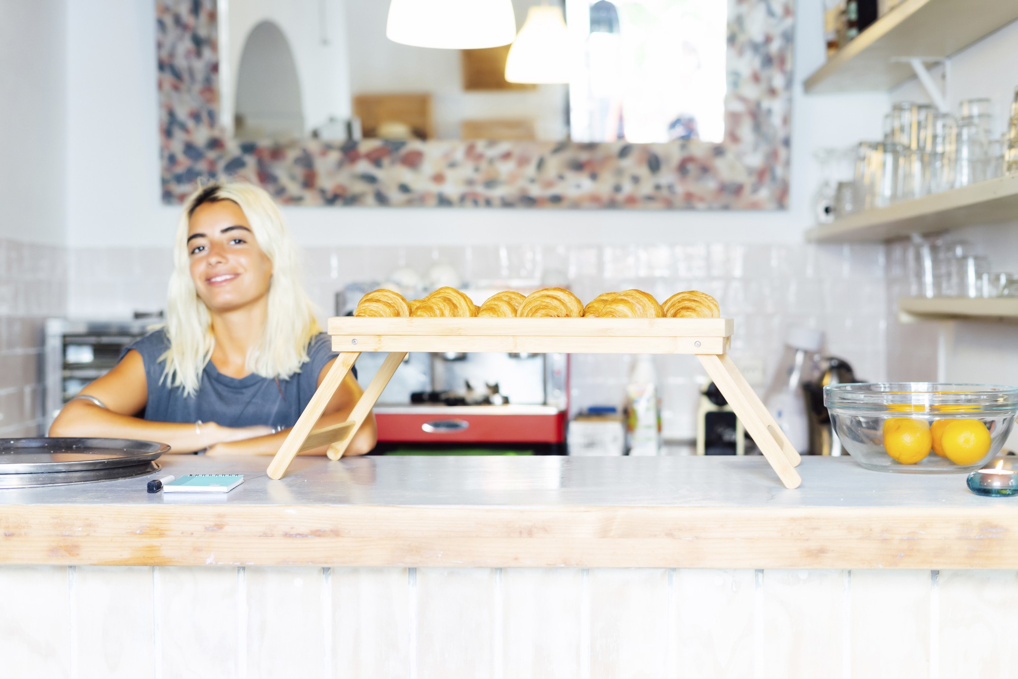 Ingresso atelier cucina con bancone di servizio