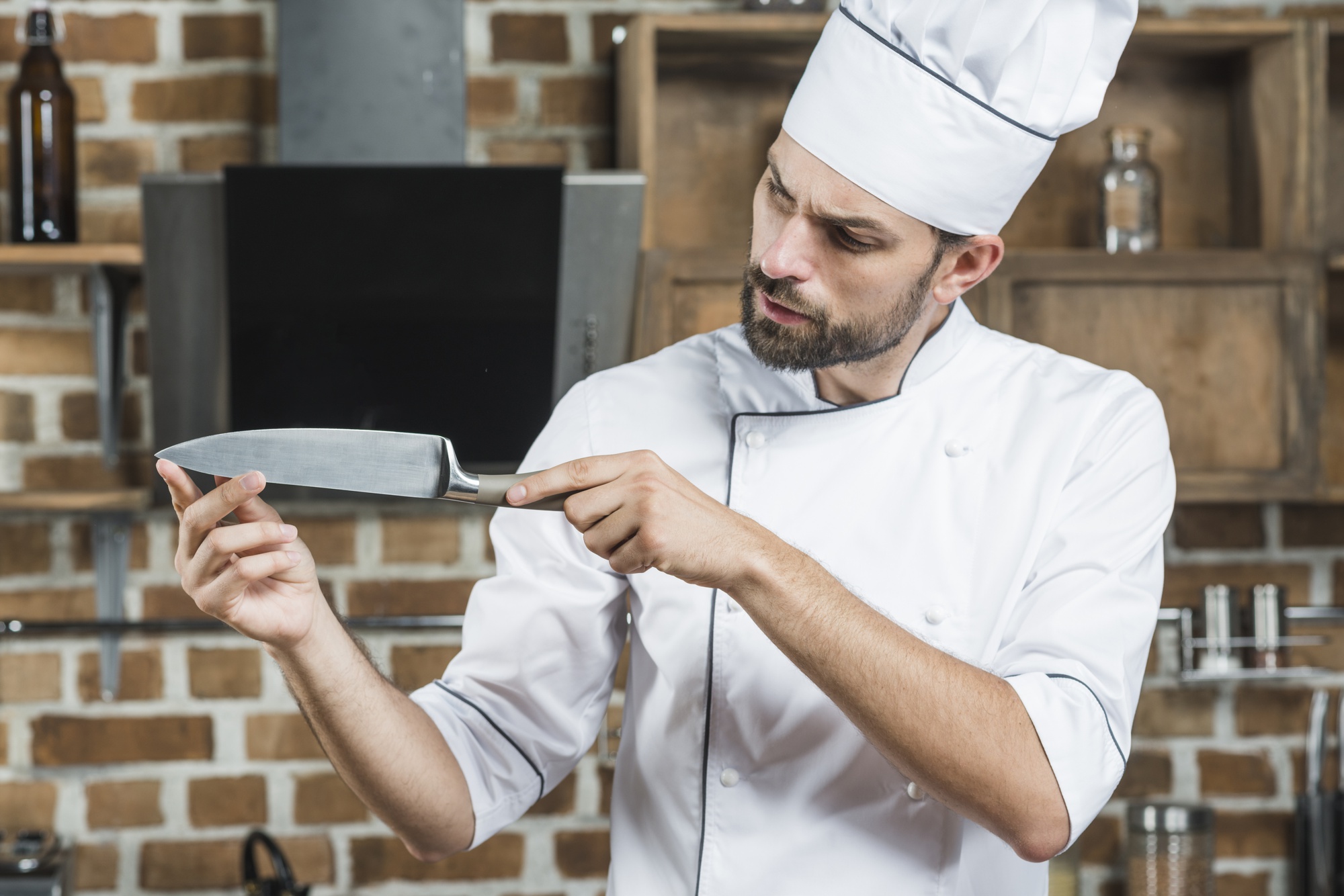 Chef che insegna tecnica di affettatura